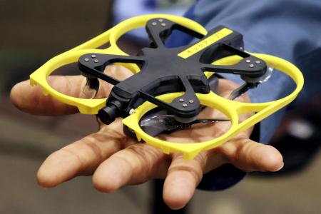 東電福島第1原発3号機の原子炉格納容器内の調査で使用する超小型ドローン=1日、千葉県柏市