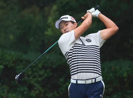 第３日、通算１０アンダーで首位の今平周吾＝三好ＣＣ