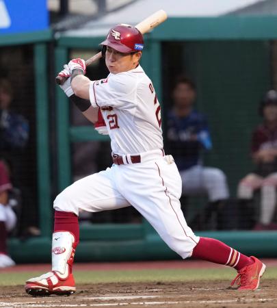 ８回楽天無死、代打岡島が中前打を放つ＝楽天モバイルパーク