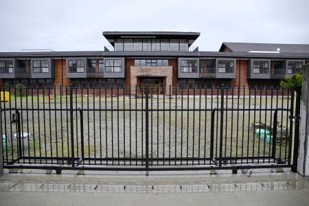 学校法人「森友学園」が計画していた小学校の校舎が残る大阪府豊中市の国有地＝４日午前