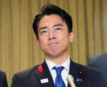 自民党総裁選の結果を受け、記者団の取材に応じる小泉進次郎氏＝４日午後３時１９分、東京・永田町の党本部