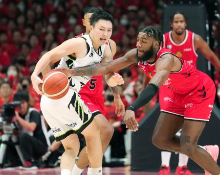 名古屋Ｄ―北海道　第２クオーター、ボールを奪われる北海道・富永（左）＝ＩＧアリーナ