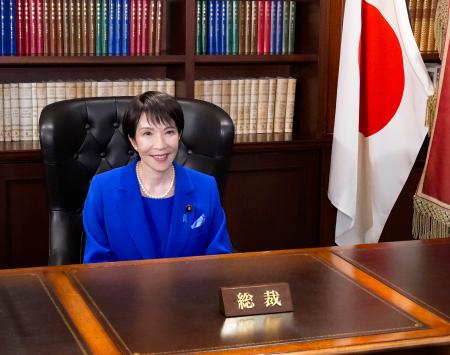 自民党総裁のいすに座る高市早苗新総裁＝４日午後７時３分、東京・永田町の党本部