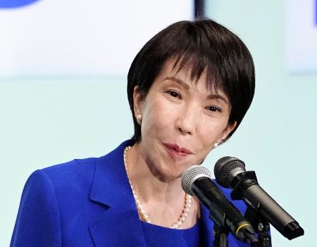 自民党総裁選後に開かれた両院議員総会であいさつする高市早苗新総裁＝４日午後３時３分、東京・永田町の党本部