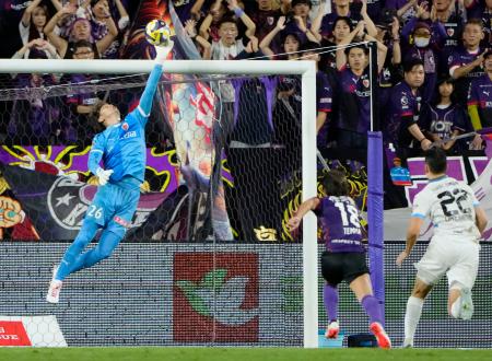 京都―川崎 後半、FKをセーブする京都・GK太田(左)=サンガS