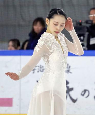 　第２日、女子ＳＰで演技する三宅咲綺＝京都アイスアリーナ