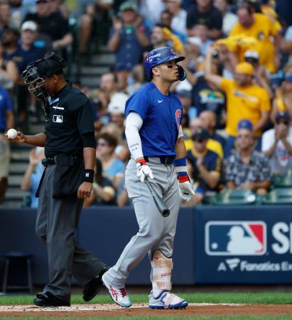 　ブルワーズ戦の１回、見逃し三振に倒れたカブス・鈴木＝ミルウォーキー（共同）