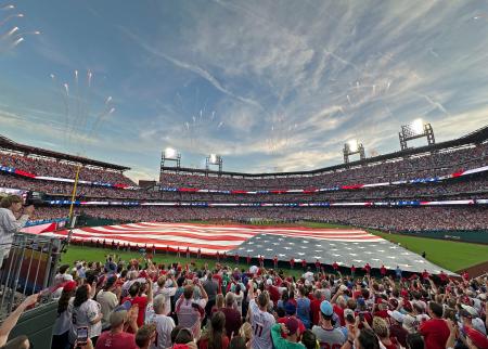 　フィリーズ―ドジャース戦前に行われたセレモニー＝フィラデルフィア（共同）