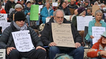 親パレスチナ団体を支持するデモに参加した人たち＝４日、ロンドン（共同）