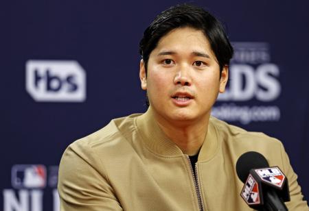 試合後、記者会見するドジャース・大谷＝フィラデルフィア（共同）