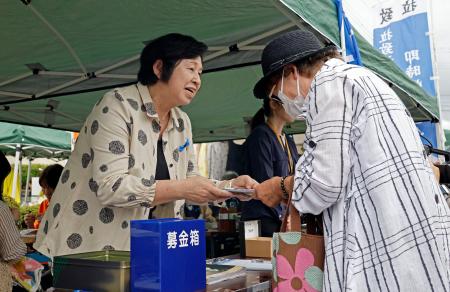 拉致被害者の早期救出を願って署名活動する曽我ひとみさん（左）＝５日午前、新潟県佐渡市