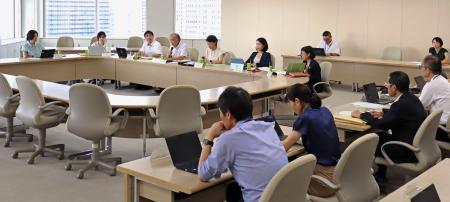 保護者のカスタマーハラスメント防止策を話し合った東京都の有識者会議＝８月、東京都庁