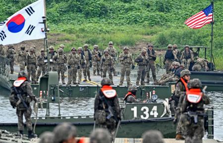 ８月、ソウル近郊で韓国軍と合同訓練をする米軍（共同）