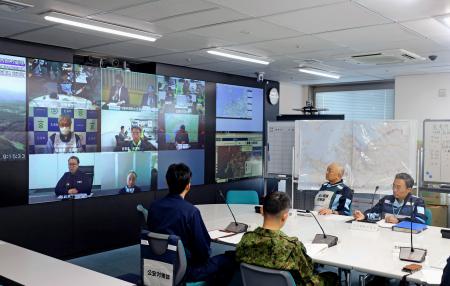 九州電力玄海原発の事故を想定した防災訓練で、佐賀県庁で開かれた災害対策本部のテレビ会議＝５日午前