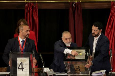 ５日、シリア・ダマスカスで人民議会選の投票に臨む人（ロイター＝共同）