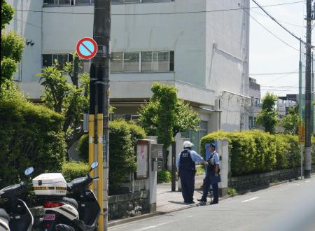 　男２人が侵入した東京都立川市の小学校＝５月