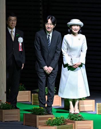 全国育樹祭の式典に出席された秋篠宮ご夫妻＝５日午前、宮城県利府町