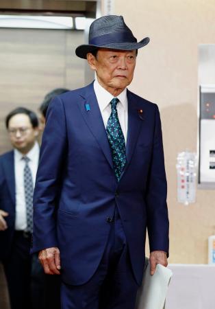 　自民党本部で高市総裁との会談に向かう麻生元首相＝５日午後、東京・永田町