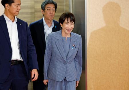 自民党本部で麻生元首相との会談に向かう自民党の高市総裁。党役員や閣僚人事の検討に着手した＝５日午後、東京・永田町