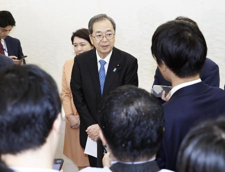 　自民党の高市早苗新総裁との会談を終え、取材に応じる公明党の斉藤代表＝４日、東京都新宿区