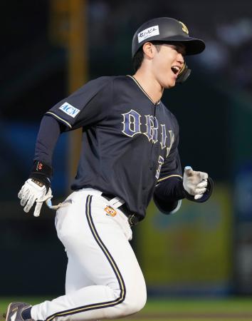 １１回、決勝となる本塁打を放ち笑顔を見せるオリックス・太田＝楽天モバイルパーク