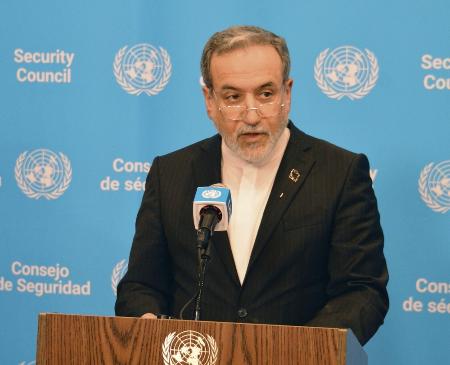 記者団に発言するイランのアラグチ外相＝９月、ニューヨークの国連本部