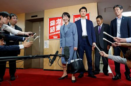 麻生元首相との会談を終え、記者団の取材に応じる自民党の高市総裁（中央）＝５日午後、東京・永田町の党本部