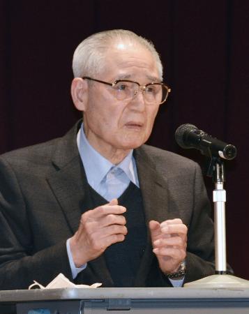 ２０２１年、記者会見する中核派の清水丈夫氏＝東京都内