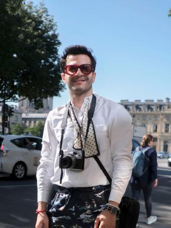 　結ばずタラッと下げたスカーフ使いに注目