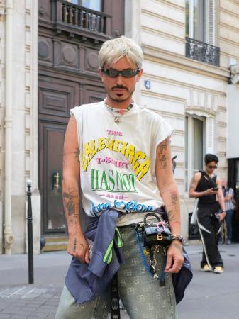 　アクセサリーをジャラジャラさせた着こなし