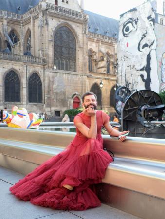 　街で遭遇した赤いドレス姿のムッシュ