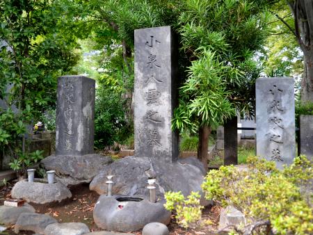 　雑司ケ谷霊園にある小泉八雲の墓＝東京都豊島区