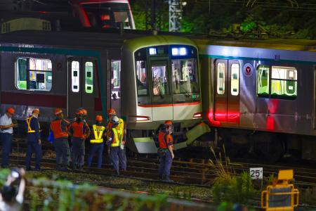 東急田園都市線の梶が谷駅付近で衝突した列車＝６日午前１時１３分、川崎市高津区