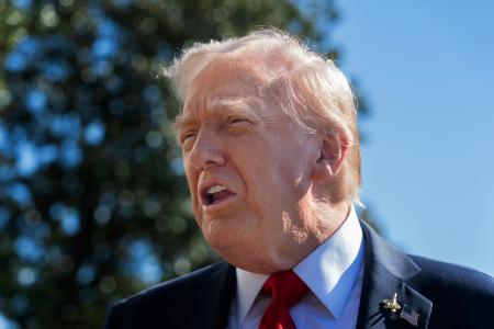 ５日、ホワイトハウスで記者団と話すトランプ米大統領（ＡＰ＝共同）