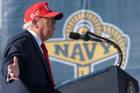 米南部バージニア州のノーフォーク海軍基地で演説するトランプ大統領＝５日（ゲッティ＝共同）
