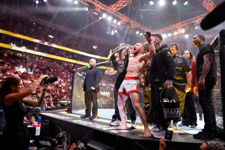 米総合格闘技団体「UFC」の試合=4日、ラスベガス(Steve Marcus/Las Vegas Sun提供、AP=共同)