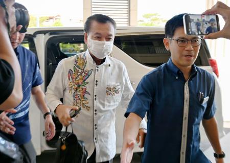 登庁する沖縄県南城市の古謝景春市長（左）＝６日午前、南城市役所