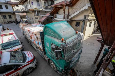 パレスチナ自治区ガザ北部ガザ市に到着した世界保健機関(WHO)の支援物資=5日(ゲッティ=共同)