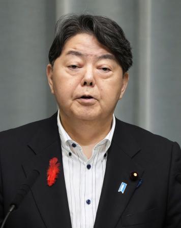 記者会見する林官房長官＝６日午前、首相官邸