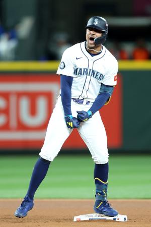 　タイガース戦の八回、勝ち越しの二塁打を放ち、喜びを爆発させるマリナーズのロドリゲス＝シアトル（ゲッティ＝共同）