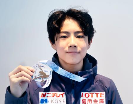 フィギュアスケートのジュニアGPシリーズ第6戦ポーランド大会から帰国し、メダルを手にする西野太翔=6日、羽田空港