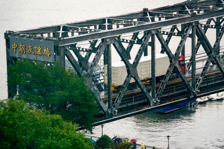 中国遼寧省丹東から北朝鮮に向かうトラック=6日(共同)
