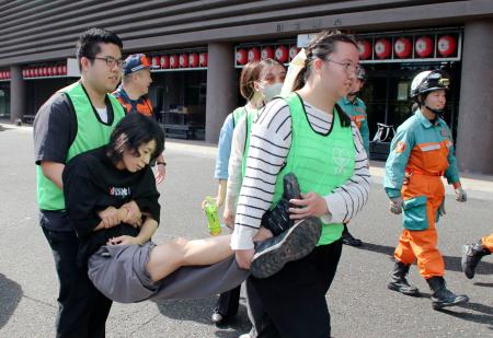 国立劇場の敷地内で行われた大学生による訓練＝６日午前、東京都千代田区