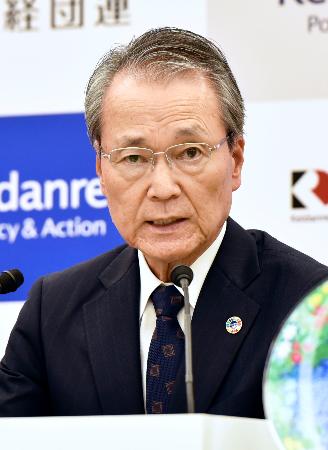 記者会見する経団連の筒井義信会長＝６日午後、東京都千代田区