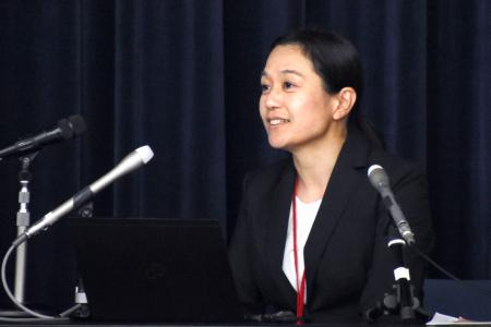 神奈川県警本部で講演する大上かおりさん＝６日午後