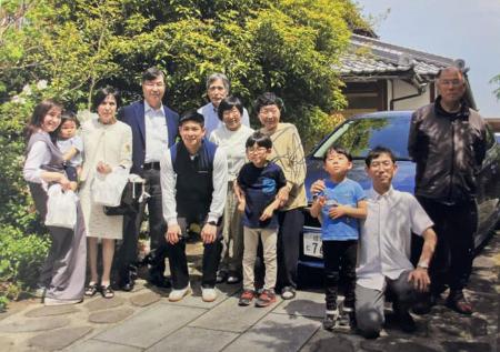 ２０２４年４月、家族と写真に納まる坂口志文大阪大特任教授（左から４人目）＝滋賀県長浜市（兄の偉作さん提供）