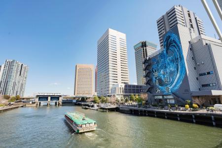 運河と壁画「ＯＵＴ　ＯＦ　ＢＯＵＮＤＳ」（（Ｃ）Ｔｅｎｎｏｚ　Ａｒｔ　Ｆｅｓｔｉｖａｌ　２０１９　Ａｒｔ　Ｗｏｒｋ　ｂｙ　Ｍｅｇｕｒｕ　Ｙａｍａｇｕｃｈｉ　Ｐｈｏｔｏ　ｂｙ　Ｙｕｓｕｋｅ　Ｓｕｚｕｋｉ）