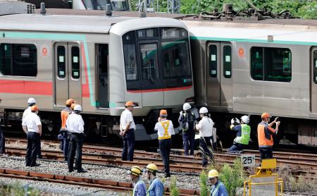 東急田園都市線の梶が谷駅付近で行われた、衝突した車両の調査=6日午前11時54分、川崎市高津区