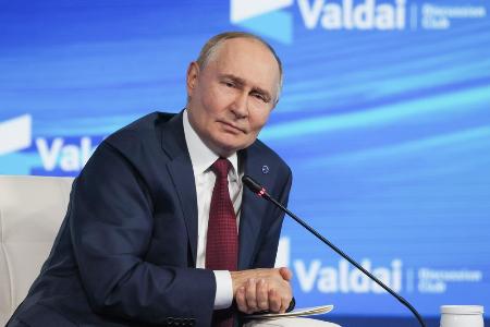 ２日、ロシア南部ソチで開催された「ワルダイ会議」に参加したプーチン大統領（タス＝共同）