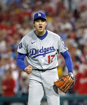 米大リーグ、フィリーズとの地区シリーズ第１戦の５回、シュワバーを空振り三振に仕留め声を上げるドジャースの大谷翔平＝４日、フィラデルフィア